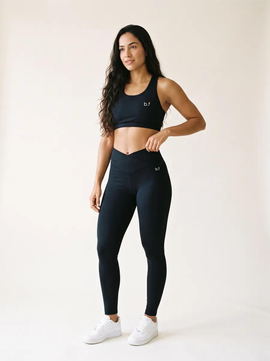 Modelo de frente com o Conjunto Aurora preto: top nadador e legging